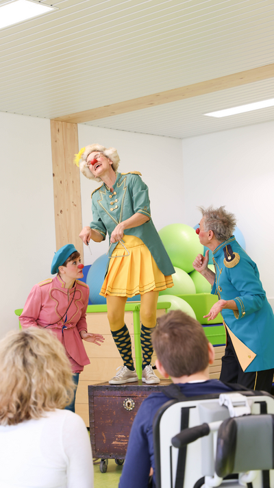 ROTE NASEN-Clowns Betti, Zitronella und Igor bei der Aufführung eines Musiktheaters in einer Schule .