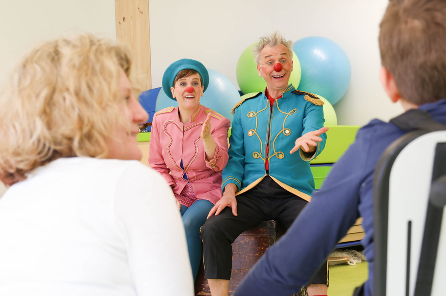 ROTE NASEN-Clowns Betti und Igor vor Publikum.