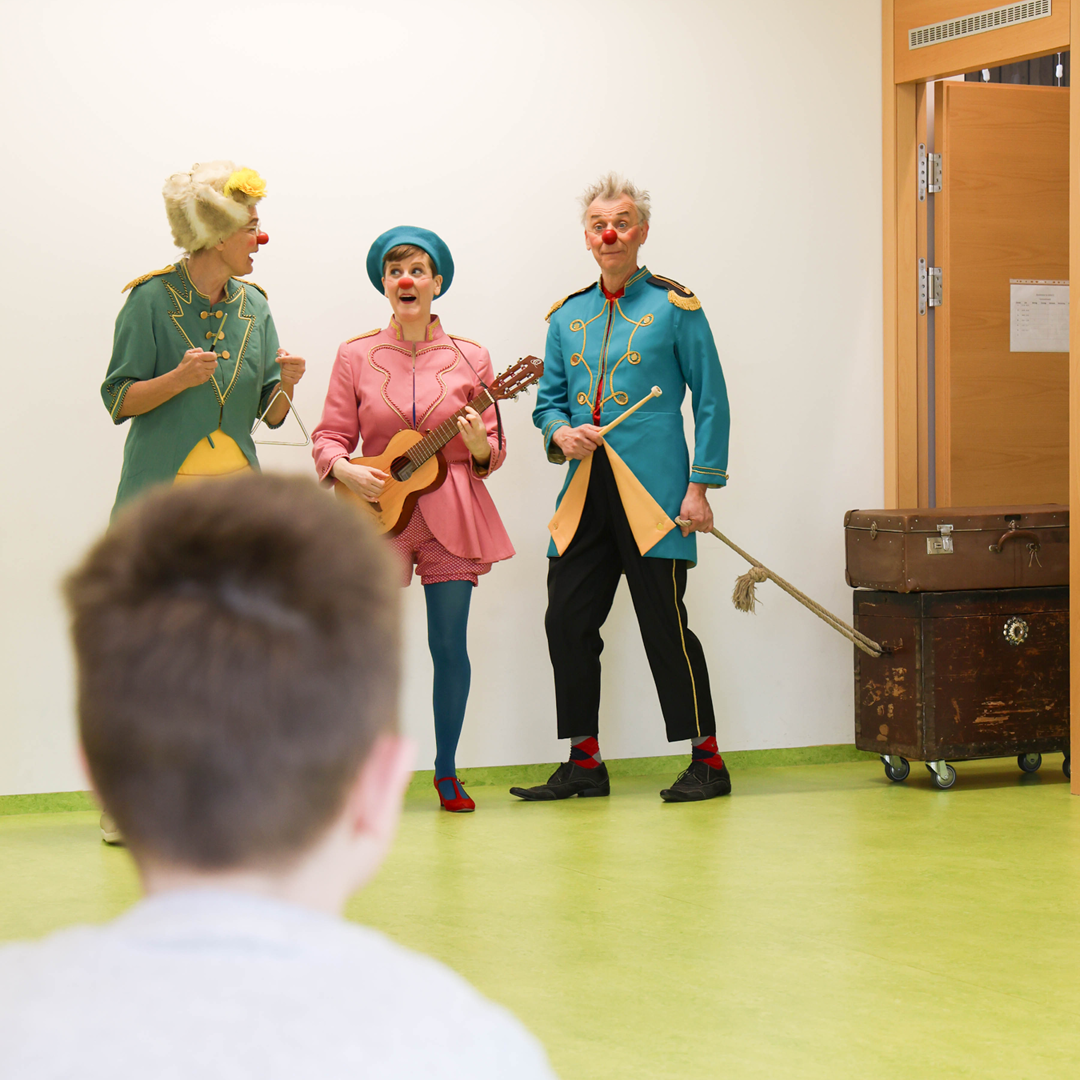 ROTE NASEN Clowns Zitronella, Betti und Igor bei einem Auftritt.
